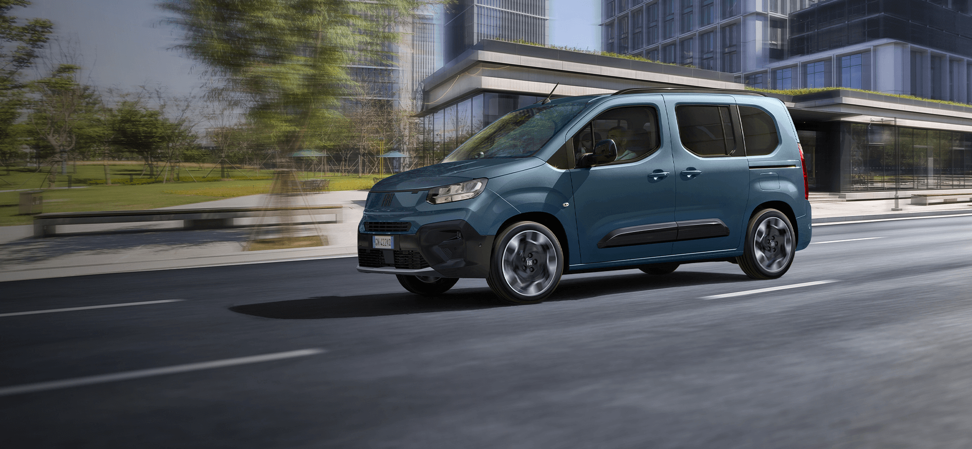 Arka yolcu ve arka yan camları bulunan mavi Fiat Doblo Combi, Fiat Türkiye model tanıtım görseli